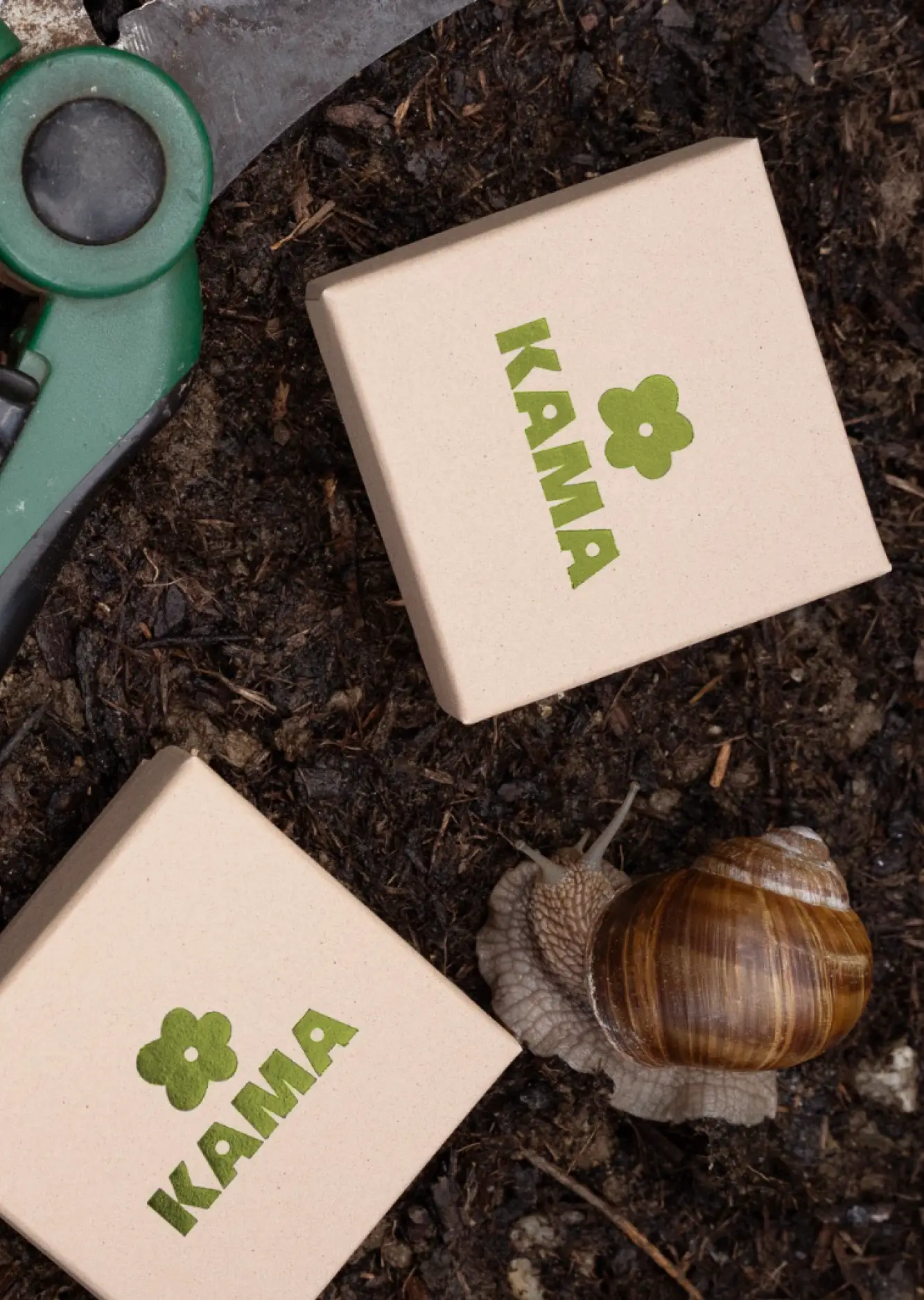 kama-schmuckschachtel-druck-grün-schnecke-garten-erde