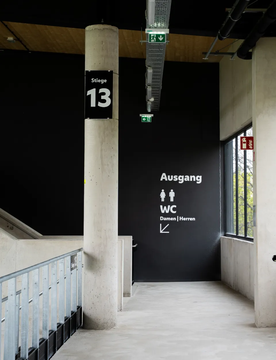 wiener-sport-club-stadion-beschilderung-leitsystem-tribüne-überblick