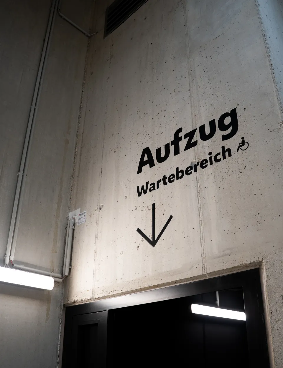 wiener-sport-club-stadion-beschilderung-leitsystem-wien-aufzug